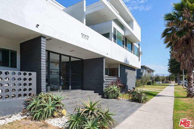 Building Photo - 1117 S Bronson Ave