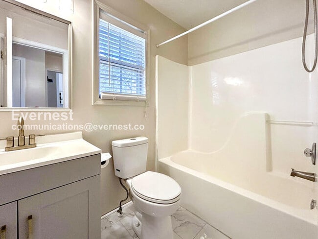 Building Photo - 3 Bed/2 Bath Home with Garage / Pet-Friendly / Vouchers Accepted / Coming Soon!
