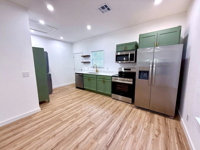 Building Photo - Completely Remodeled 1BD 1BA Duplex Locate...