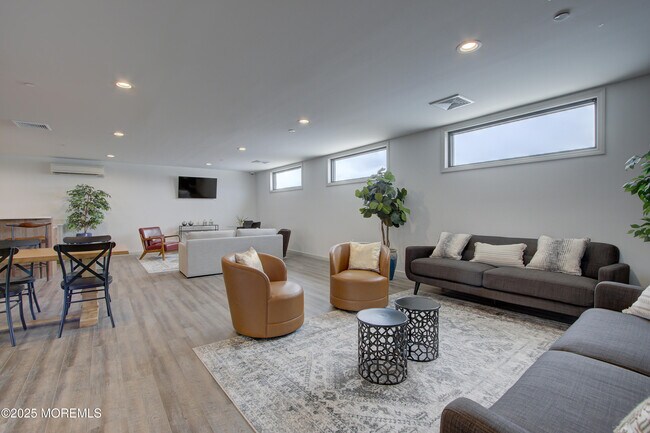 Building Photo - 272 Willow Ave