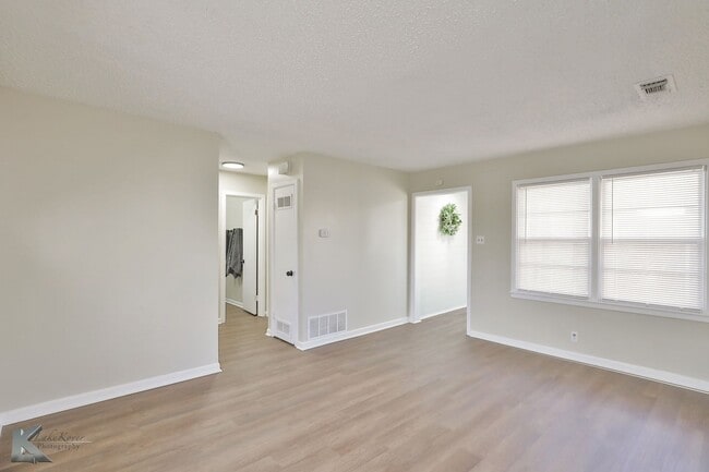 Building Photo - 3 bedroom FULL RENOVATED in 2023! ALL APPLIANCES provided!