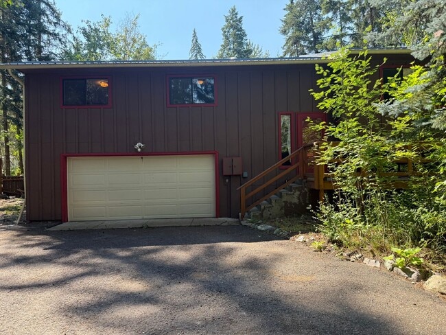 Building Photo - Charming Whitefish Home