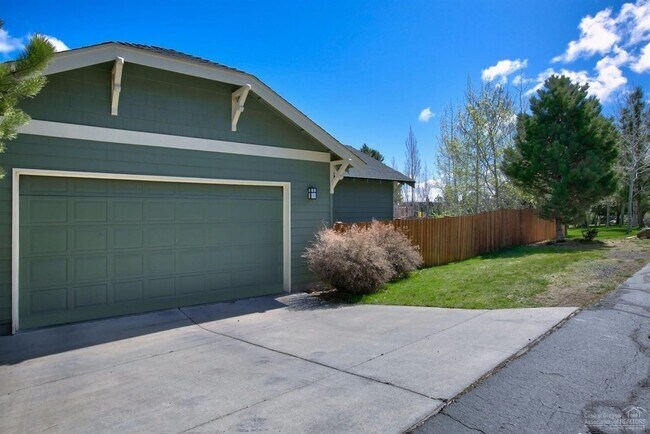 Building Photo - 3027 NW Merchant Way