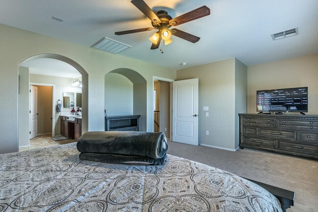 Building Photo - 1628 E Canyon Creek Dr