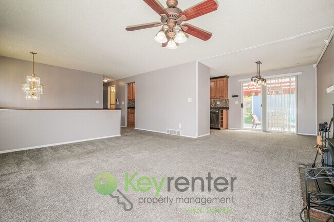 Building Photo - Des Moines 3 Bed Gem with Hot Tub and Spacious Layout