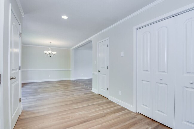 Building Photo - 3 Bedroom 2.5 Bath - Over Half Acre Lot!