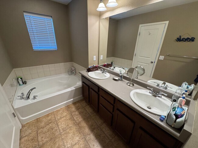 Building Photo - Modern & Light-Filled Home in Central Park – Prime Location