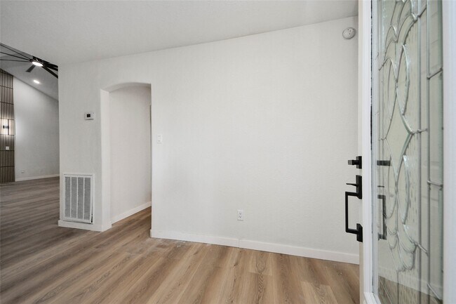 Building Photo - 15719 Baytree Dr