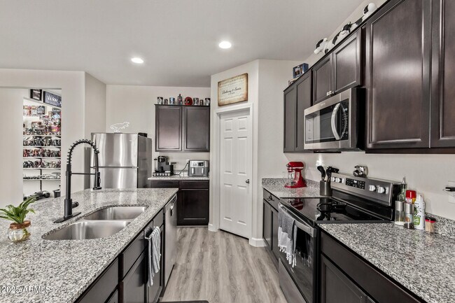 Building Photo - 11204 W Mobile Ln