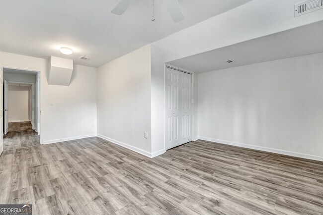 Building Photo - 75 Lakeshore Dr NW