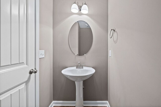 Building Photo - 2 Bedroom Condo For Rent With Community Swimming Pool!