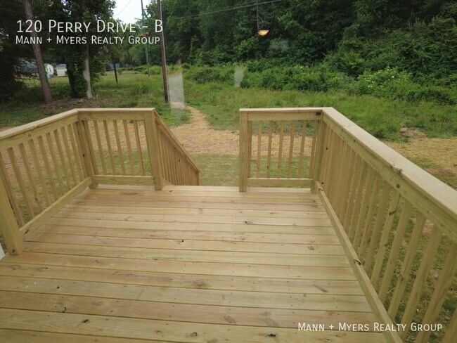 Building Photo - 120 Perry Dr