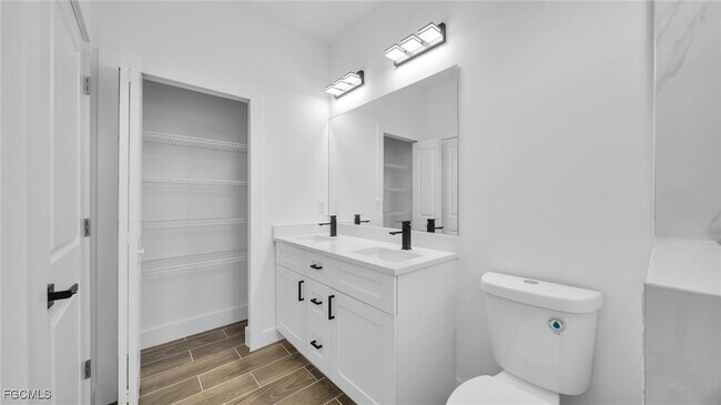 Building Photo - 706 Homer Ave S