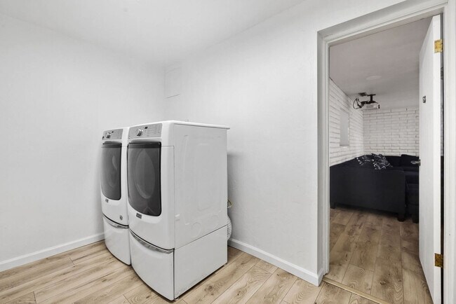 Building Photo - 828 Black Dr