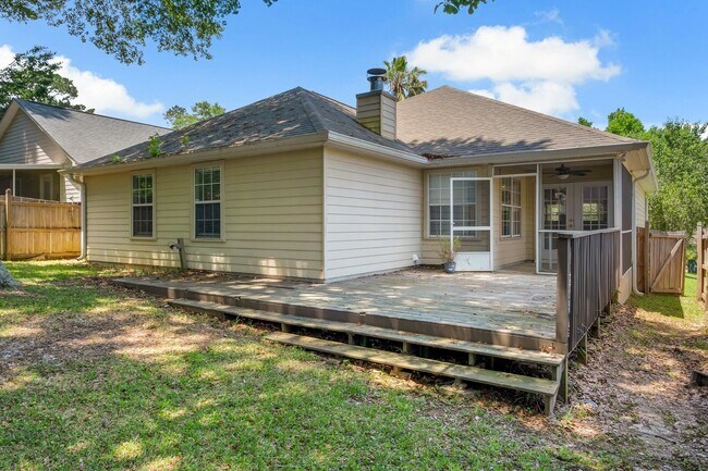 Building Photo - 2025 Ascot Way
