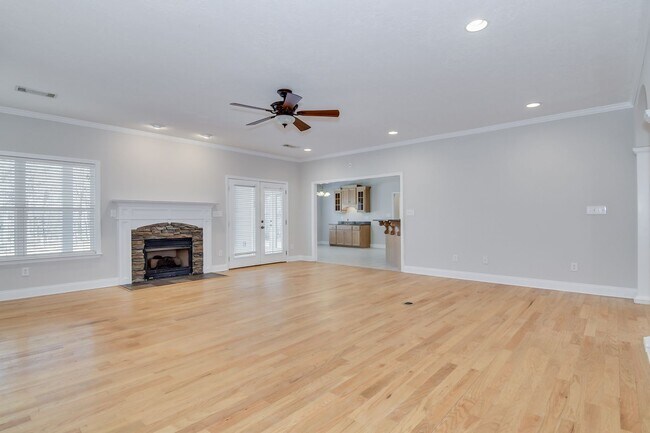 Building Photo - Large House on 3.5 Acres in Harlem