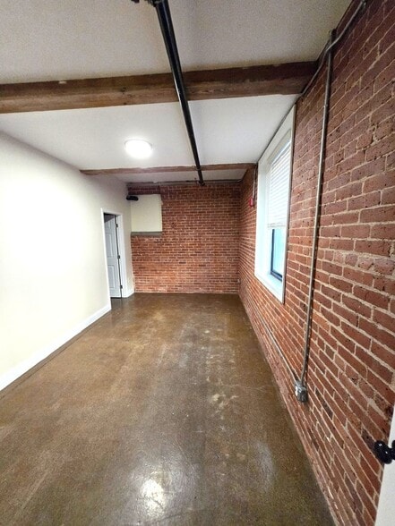 Building Photo - 548 Roosevelt Ave