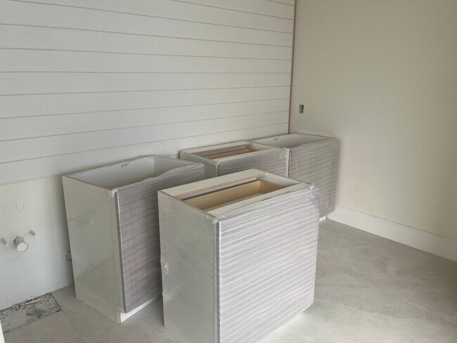 Building Photo - Gorgeous 6 bedroom with pool