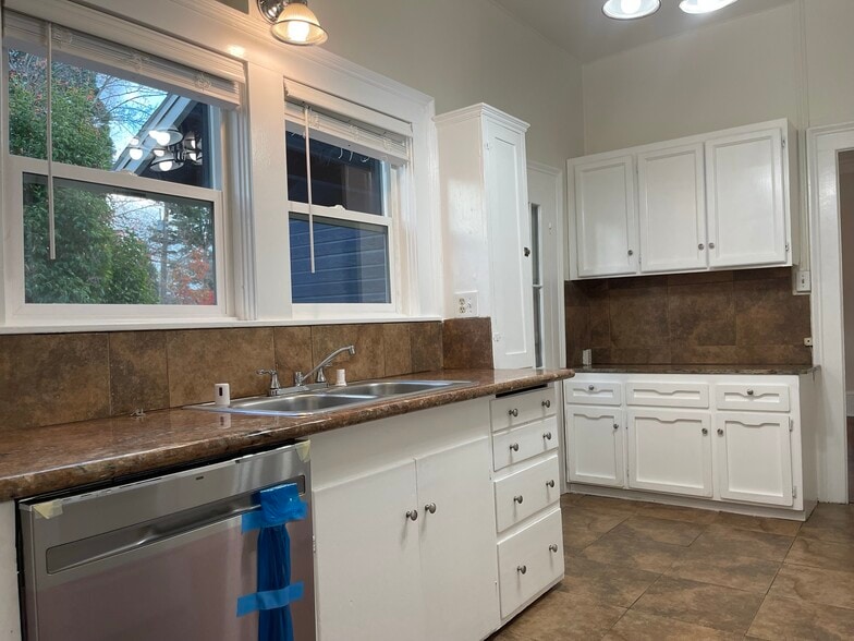 Building Photo - 436 W Main St