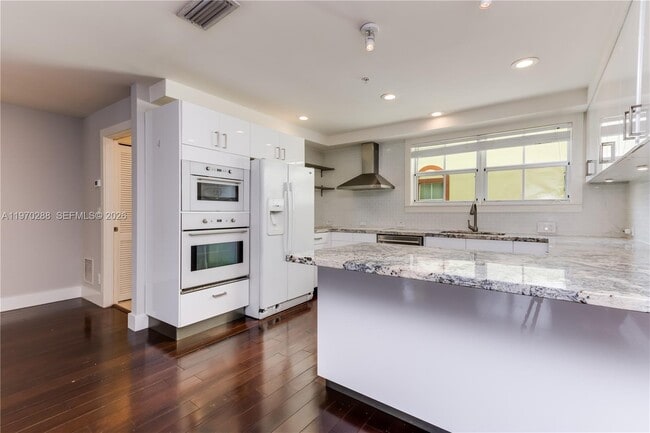 Building Photo - 623 NE 8th Ave