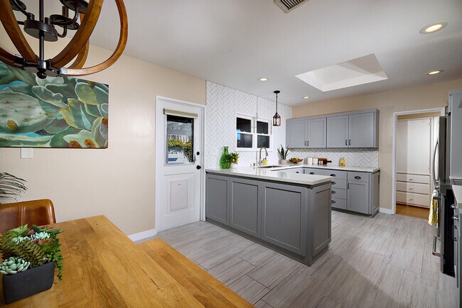 Building Photo - 2136 Foothill Dr