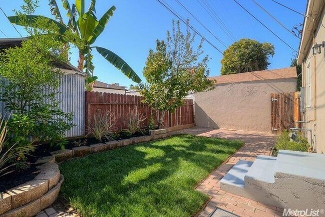 Building Photo - Stylishly Updated 2 Bed Home in Prime Midt...