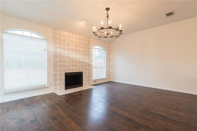 Building Photo - 2108 Monticello Cir