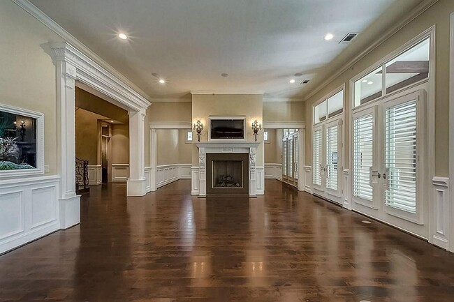 Building Photo - 5559 Holly Springs Dr
