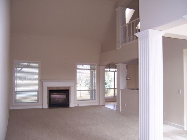 Building Photo - 576 E Riverchase Way