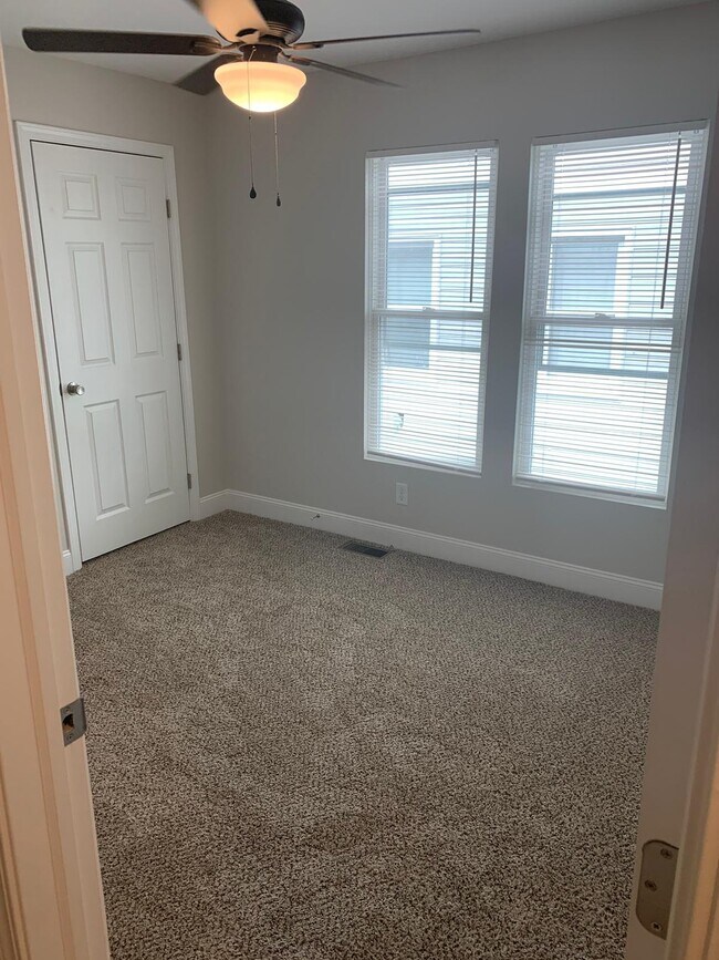 Building Photo - 1109 S Champion Ave