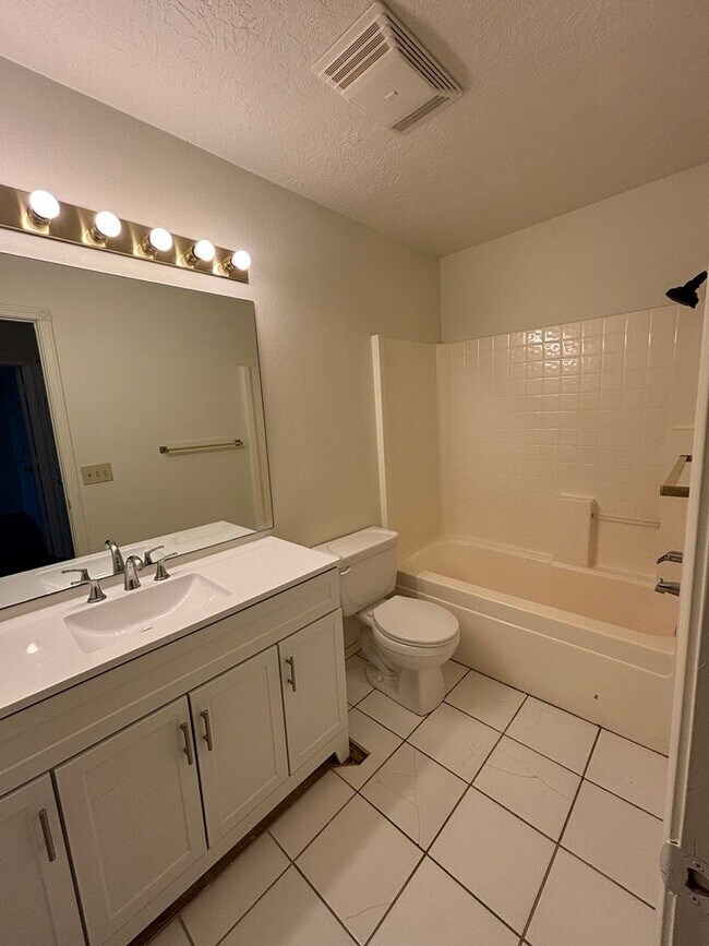 Building Photo - 3br 2.5ba on Surrey Hills Golf Course!!