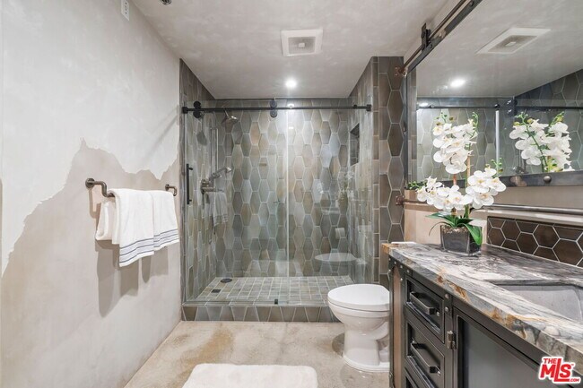 Building Photo - 330 W 11th St