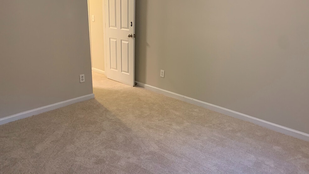 Building Photo - Room in Townhome on Plank Bridge Way