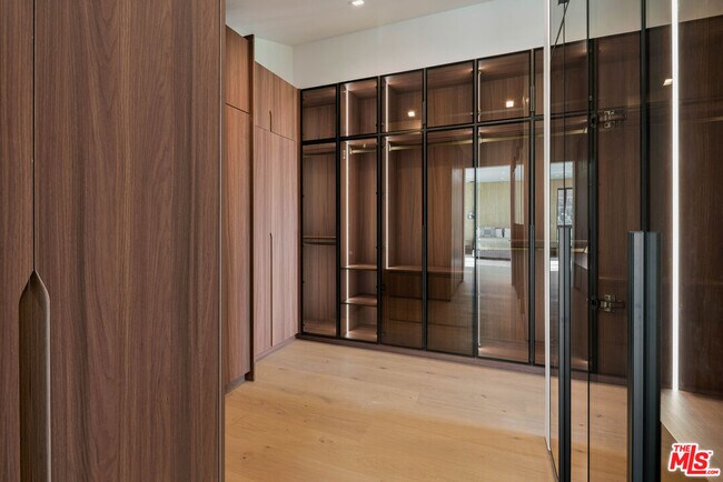 Building Photo - 1130 N Poinsettia Pl