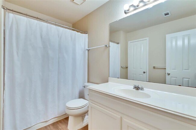 Building Photo - 2204 Grove Dr
