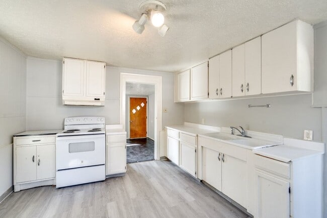 Building Photo - 491 Allyn St