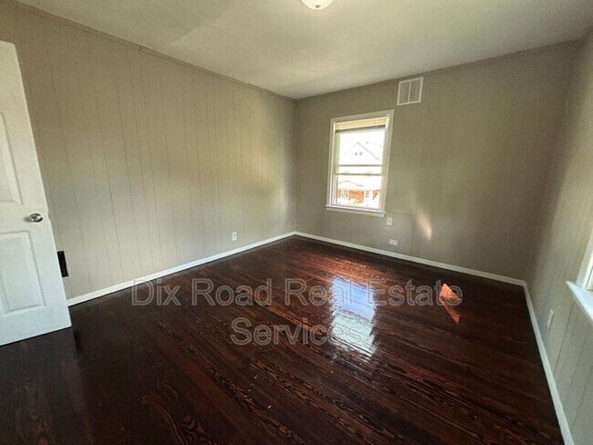 Building Photo - 63 Hallwood Ave