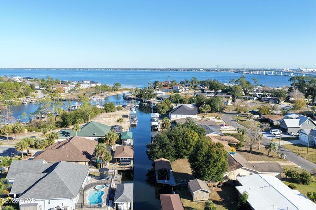 Building Photo - 205 Sunset Ln