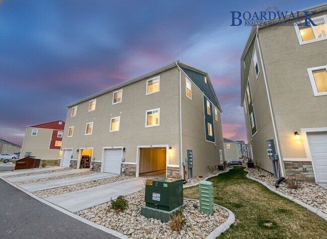 Building Photo - Stunning 3 Bed Townhome in Herriman