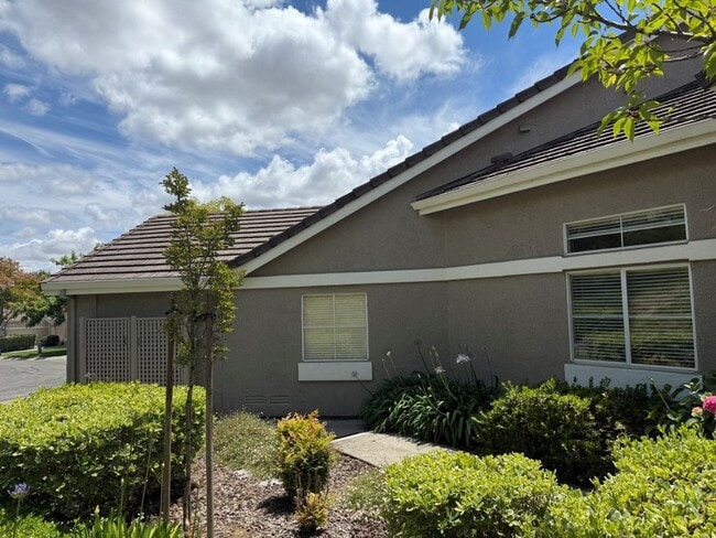 Building Photo - Gated Unique Remodeled 3 Bedroom w/ Golf Course Views in Rancho Solano