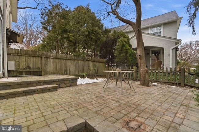 Building Photo - 530 E Manoa Rd