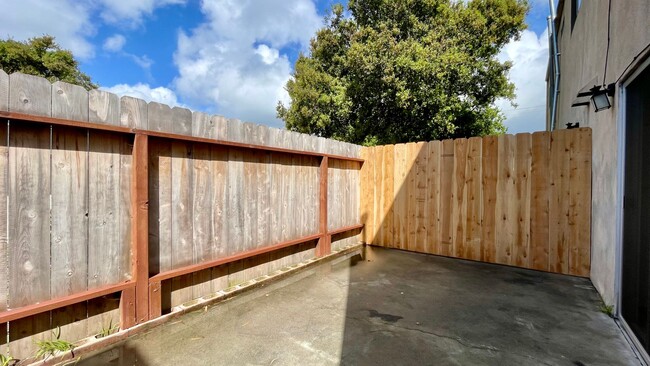 Building Photo - 2 Bedroom Townhouse across from Harloe Ele...