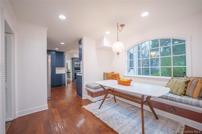 Building Photo - 10 Hidden Pond