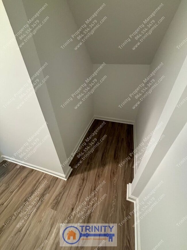 Building Photo - Gorgeous newly built townhome near downtow...