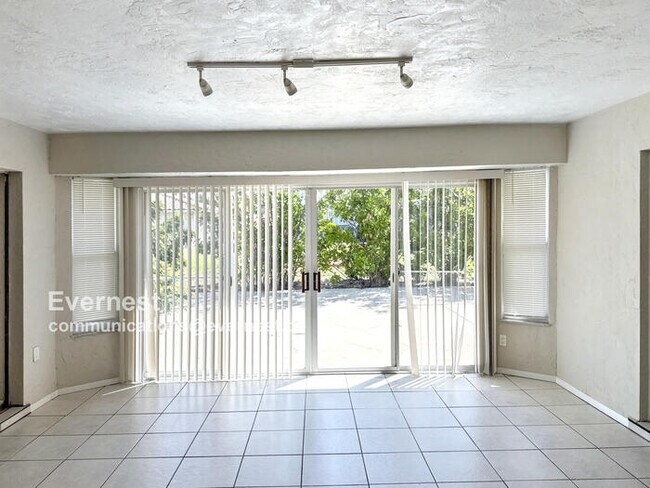 Building Photo - 2 Brentwood Ln