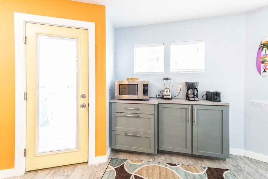 Building Photo - 1923 Eleventh Street-SI ID1023230P