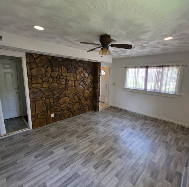 Building Photo - Single Family Home 3 beds 1 bath Available...