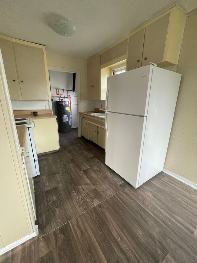 Building Photo - Darling 2 Bedroom in Nice Quiet Area