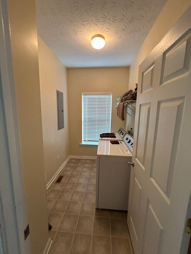 Building Photo - 2615 Rolling River Dr