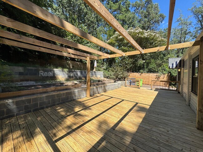 Building Photo - 3018 Medlin Dr